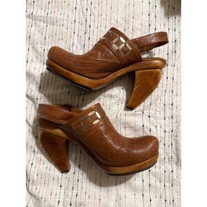 NWOT Colleen Cordero Brown Leather Metal Accent Mule Clog Wooden Heels Size 8.5